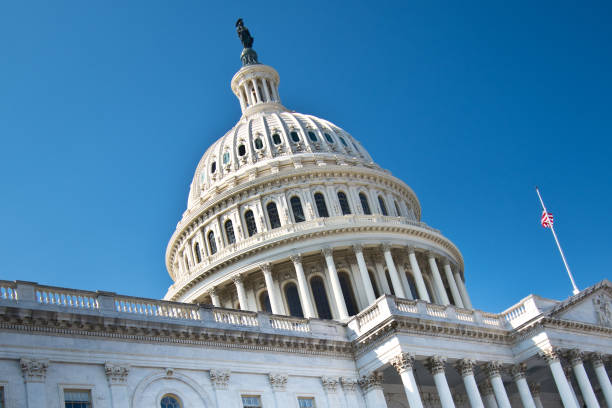 американская политика - washington dc capitol building american flag sky стоковые фото и изображения