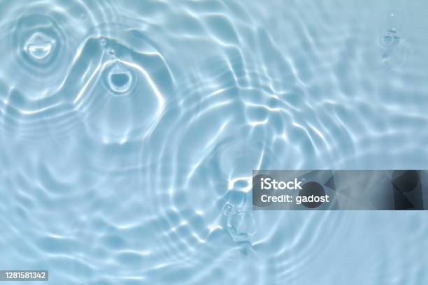 Transparent Blue Colored Clear Calm Water Surface Texture - Fotografias de stock e mais imagens de Água