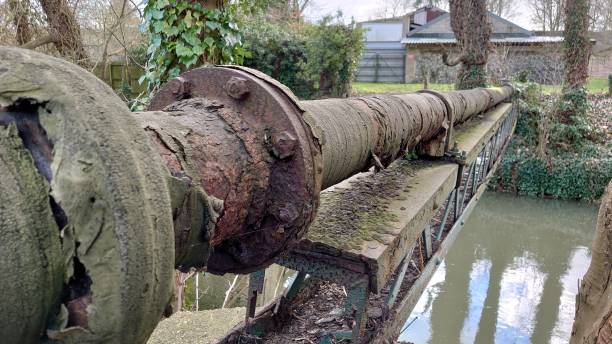 pipa arrugginito sul fiume - water pipe rusty dirty equipment foto e immagini stock