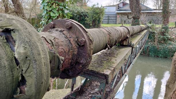 zardzewiała rura nad rzeką - water pipe rusty dirty equipment zdjęcia i obrazy z banku zdjęć