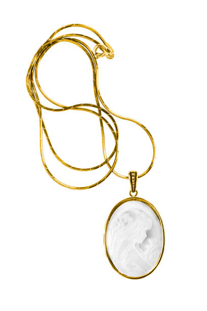 colar de cameo isolado - brooch gold jewelry old fashioned - fotografias e filmes do acervo