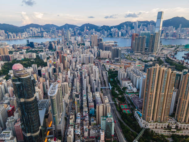 드론, 구룡의 낮과 밤의 공중 보기, 홍콩, 거리와 고속도로에서 빛 - hong kong billboard asia china 뉴스 사진 이미지