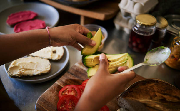 abacate torna tudo melhor - whole meal bread - fotografias e filmes do acervo