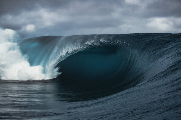 ola de teahupoo - ola barril fotografías e imágenes de stock