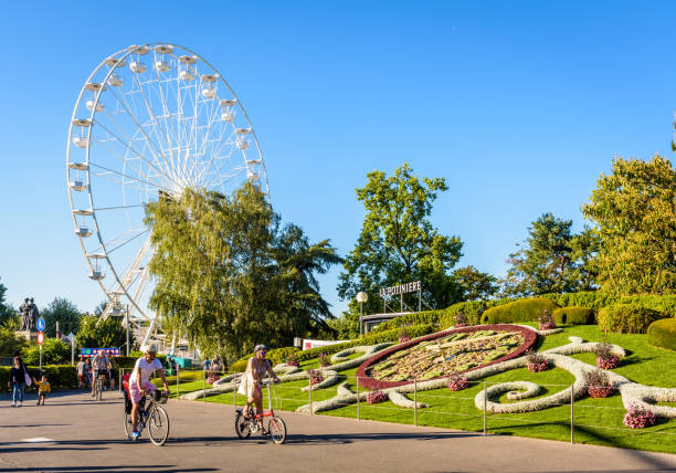 die große blumenuhr und das riesenrad in genf. - formal garden flower bed women grass stock-fotos und bilder