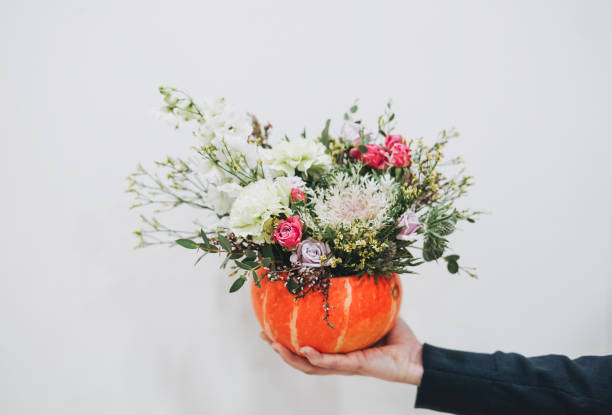 カボチャのdiy秋のフラワーアレンジメントブーケ、職場の花屋、花屋スタジオ - single flower flower autumn pumpkin ストックフォトと画像