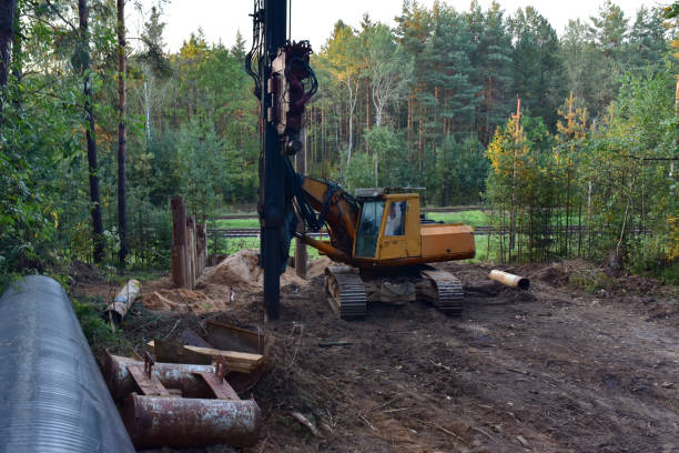 wibracyjny młot hydrauliczny na terenie lasu. napędzany hydraulicznie młotek swobodny do napędzania udarowego rur stalowych - mining drill geotechnical borehole zdjęcia i obrazy z banku zdjęć