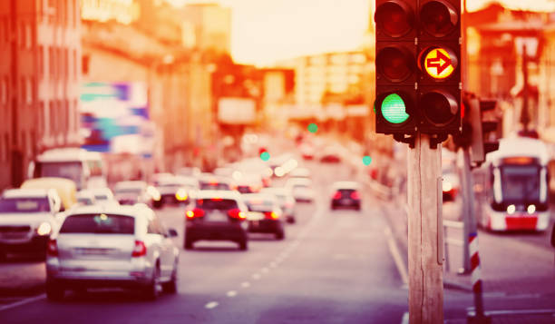 cars moving on the road in city in late evening - rules of the road imagens e fotografias de stock