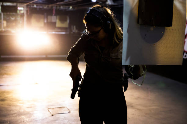 frau am schießstand - gun women handgun armed forces stock-fotos und bilder