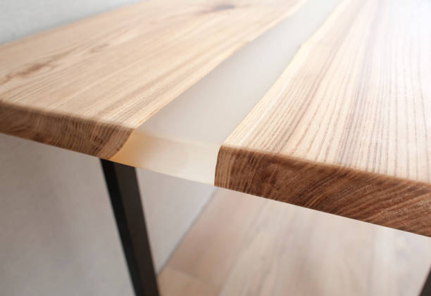 mesa elegante de madeira feita de madeira maciça com resina epóxi no fundo do chão e parede. close-up - water sap - fotografias e filmes do acervo