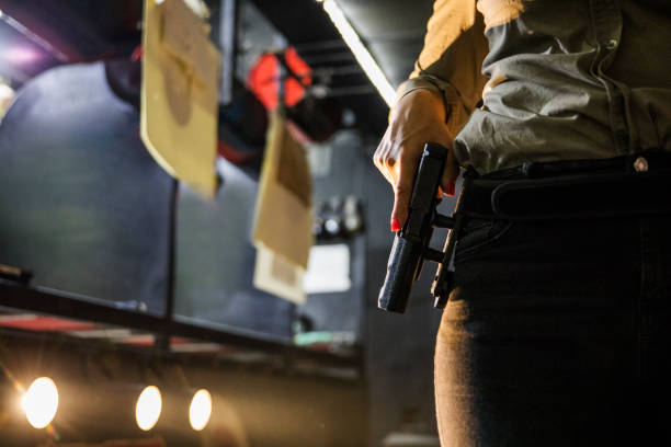 hand hält eine waffe - gun women handgun armed forces stock-fotos und bilder