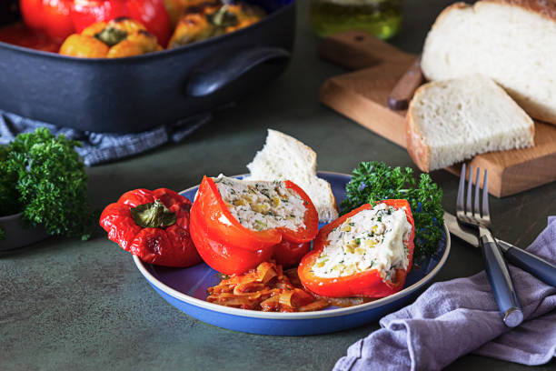 peperoni dolci ripieni al forno con pollo o tacchino, mais ed erbe su piatto di ceramica, sfondo verde cemento. - antipasto roasted pepper bell pepper pepper foto e immagini stock