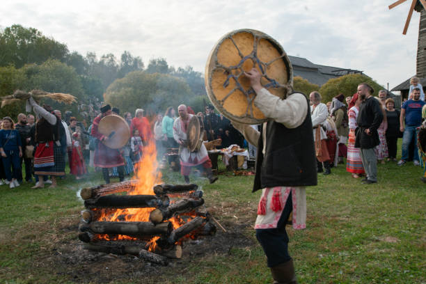 slawischer feiertag - herbst equinox day - cham mask stock-fotos und bilder