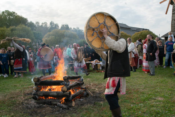 feriado eslavo - dia do equinócio de outono - cham mask - fotografias e filmes do acervo