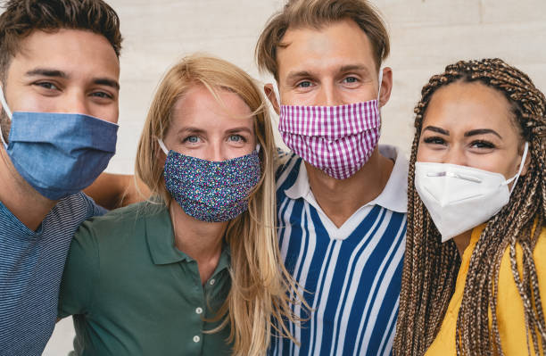 Friends wearing face protective mask to avoid corona virus spread - Young millennial people portrait during coronavirus outbreak - Health care people and youth multiracial lifestyle friendship concept amigos que usan máscara protectora de la cara para evitar la propagación del virus corona - jóvenes milenarios retrato durante el brote de coronavirus - los hombres de cuidado de la salud y el concepto de amistad de estilo de vida multirracial juvenil