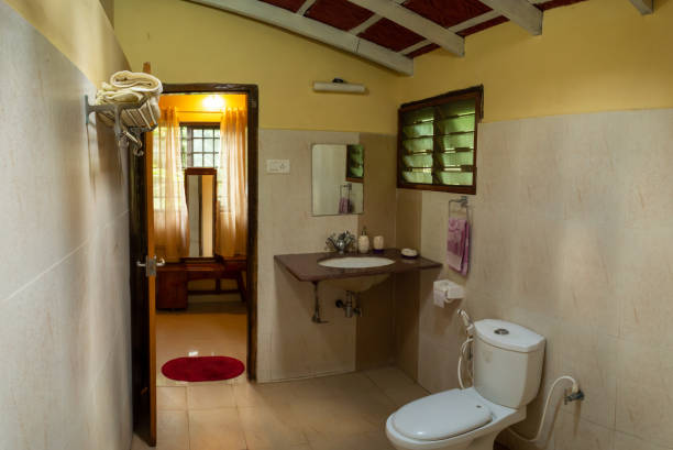 moderno baño blanco con bañera y ventana - loft apartment bathroom mosaic tile fotografías e imágenes de stock