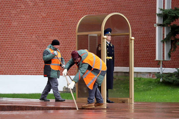 janitors limpian la calle cerca del soldado ruso cerca del muro del kremlin - kremlin regiment fotografías e imágenes de stock