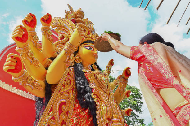 durga puja festival, howrah, westbengalen, indien - devotee stock-fotos und bilder
