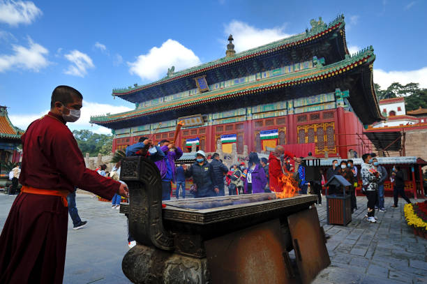 祈りは、2020年10月4日、中国河北省成徳市の府平平神殿で開催された19日の慰めの間に、仮面で祝福されています。 - many colored prayer flags ストックフォトと画像