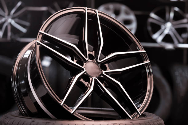 자동차 가게에서 새로운 알코아 합금 위조 바퀴. 타이어 및 휠, 자동차 제품의 판매. 얇은 스포크와 가벼운 무게, 스포티한 디자인 - alloy wheel 뉴스 사진 이미지
