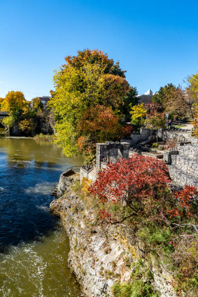 templin gardens and grand river view, downtown fergus in wellington county, ontario, kanada - wellington ontario stock-fotos und bilder