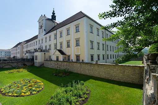 Several older Buildings realized by the Cooperative ABZ (Allgemeine Baugenossenschat Zürich). The Building group Entlisberg 1 was realized in 1928 and contains 81 units. The Architect was Schneider & Landolt. The image was captured during springtime.
