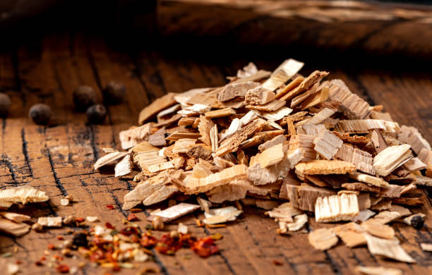 древесные чипсы для курения мяса крупным планом. - wood chip фотографии стоковые фото и изображения