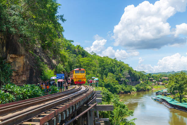 ナムトック駅の電車公園。タイの第二次世界大戦時代に建設したデス鉄道の一部です - kanchanaburi province train thailand diesel ストックフォトと画像