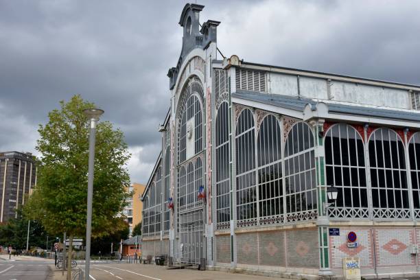 mercado un edificio histórico en la ciudad de belfort, francia, en el centro de la ciudad. - belfort fotografías e imágenes de stock