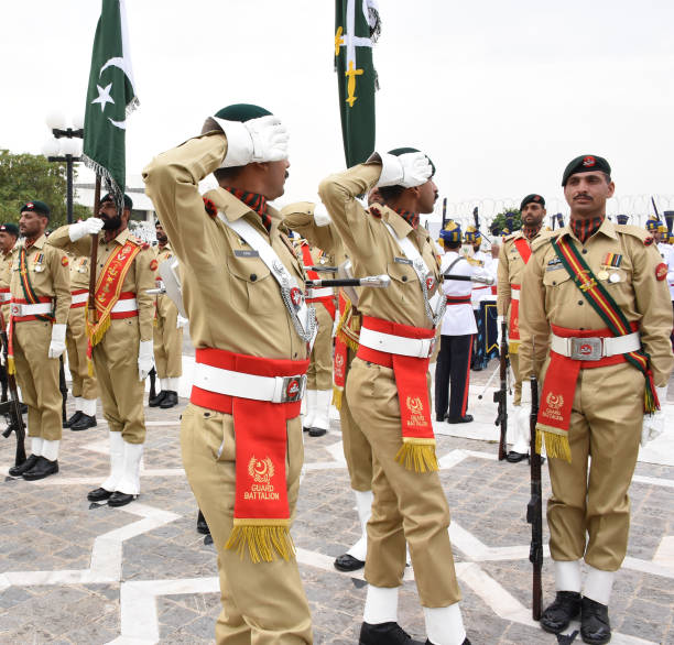 guard of honor battalion of the pakistan army, during the official ceremony at the aiwan-e-sadr presidential palace of the president of pakistan - guard of honor imagens e fotografias de stock