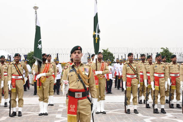 gwardia honorowa batalionu armii pakistańskiej, podczas oficjalnej ceremonii w pałacu prezydenckim prezydenta pakistanu aiwan-e-sadr - parade marching military armed forces zdjęcia i obrazy z banku zdjęć