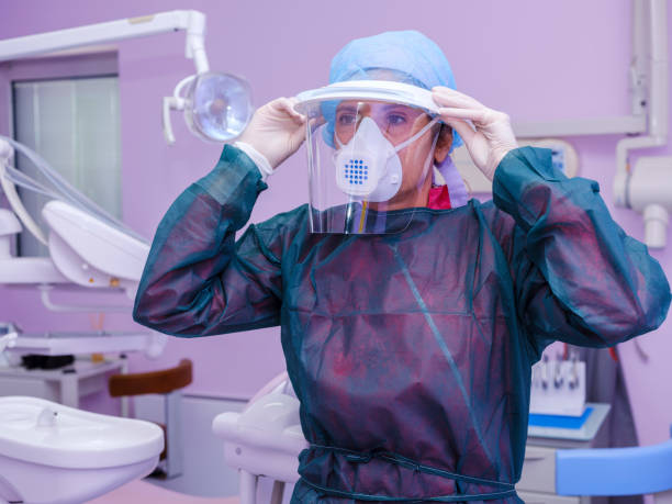 médico usando uma máscara facial plexiglass para se proteger do vírus covid-19"n - plexi glass science technology healthcare and medicine - fotografias e filmes do acervo