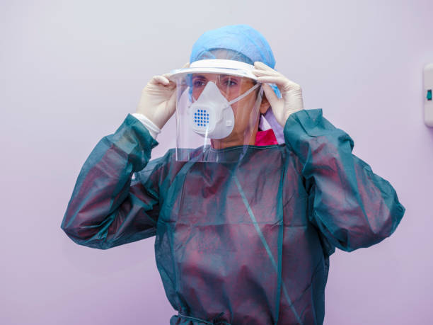 médico usando uma máscara facial plexiglass para se proteger do vírus covid-19"n - plexi glass science technology healthcare and medicine - fotografias e filmes do acervo