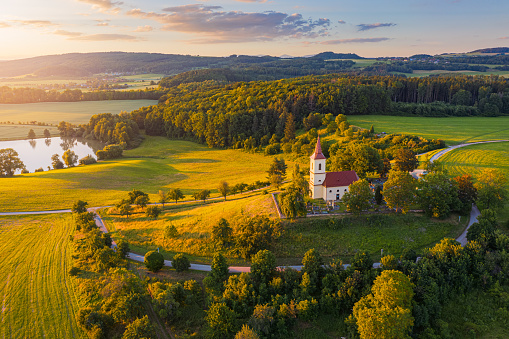 Iglesia en la colina con paisaje de verano iluminado por el sol desde arriba. Vista aérea de Bysicky photo