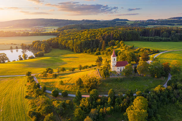 chiesa sulla collina con paesaggio estivo illuminato dal sole dall'alto. veduta aerea di bysicky - czech republic foto e immagini stock