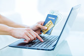online-buchung-person-die-einen-reisepass-eine-kreditkarte-und-bargeld-mit-einem-laptop-besitzt.jpg?b=1&s=170x170&k=20&c=t8-795VLSD8AetE2H7ffPN8TS8xeR9WXmZIerQtv8lE=