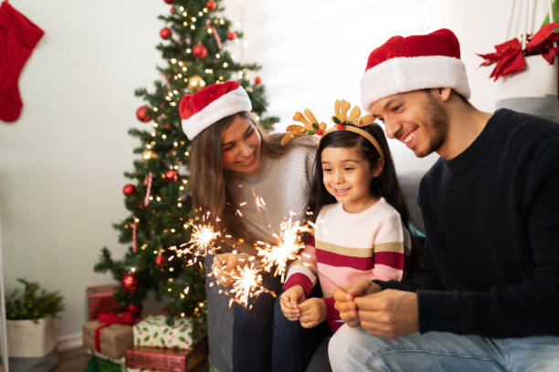 집에서 히스패닉 가족 조명 스파클러 - color image christmas tree decoration 뉴스 사진 이미지