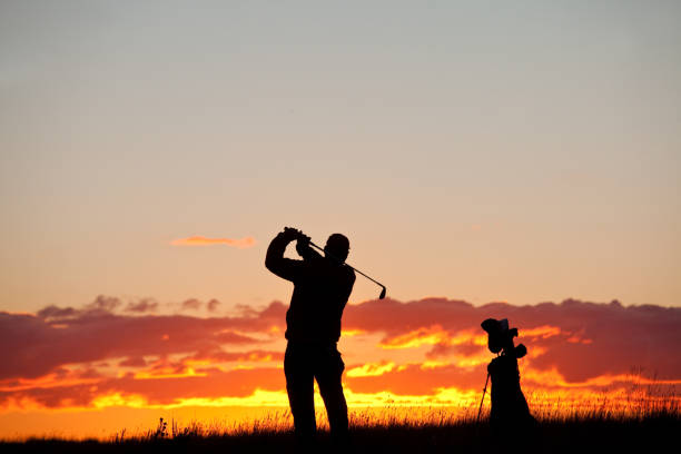 silueta de golfista - golf action silhouette balance fotografías e imágenes de stock