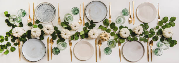 minimalistic fall table setting for celebration thanksgiving or friendsgiving day - autumn table setting flower imagens e fotografias de stock