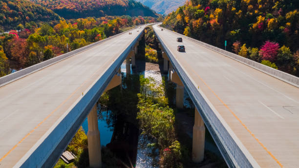 circulation légère sur le pont élevé au-dessus de la rivière lehigh à la pennsylvania turnpike par une journée ensoleillée à l’automne. - rapid appalachian mountains autumn water photos et images de collection