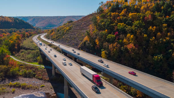 가을의 화창한 날에 애팔래치아의 산 사이에 누워있는 펜실베니아 턴파이크 (pennsylvania turnpike)의 높은 다리의 경치좋은 공중 보기. - 트럭 뉴스 사진 이미지