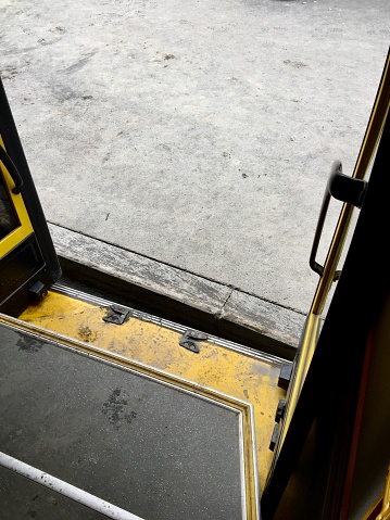 The level of the surface between the curb of a public transport stop and the open door platform of a bus approaching. Comfortable boarding of people with disabilities and passengers with strollers.