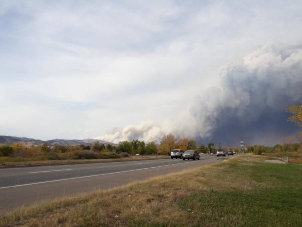 boulder colorado calwood forest fire - boulder lake - fotografias e filmes do acervo