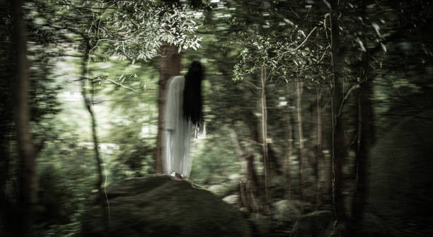 森の中の不気味な日本の幽霊の女性