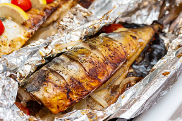 レモンとチェリートマトのホイルにサバを揚げ、健康的なおいしいおいしい食べ物は、選択フォーカスをクローズアップ - prepared fish fish grilled close up ストックフォトと画像