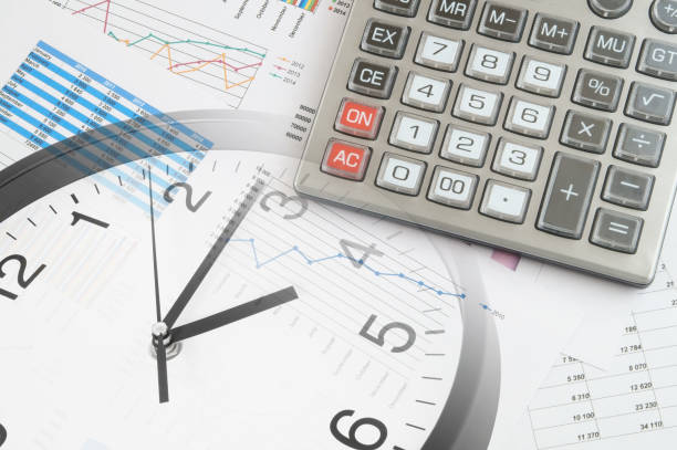 calcolatrici su grafici finanziari e grafici, collage con orologio - finance stock market data diagram calculator foto e immagini stock