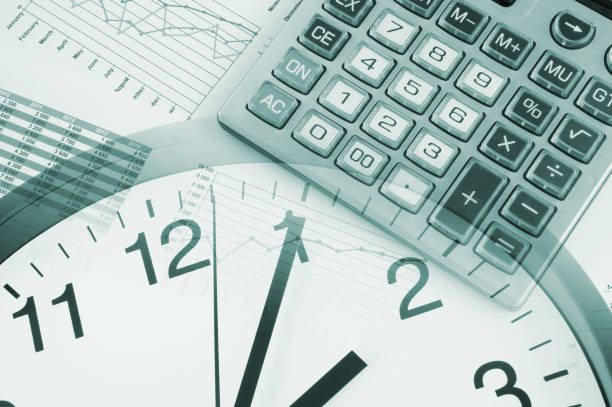 calcolatrice su grafici e grafici finanziari, collage con orologio - finance stock market data diagram calculator foto e immagini stock
