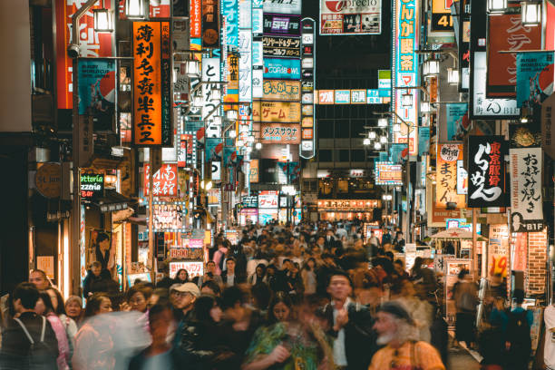 quartiere della vita notturna di intrattenimento a kabukicho a shinjuku tokyo. giappone - kabuki foto e immagini stock