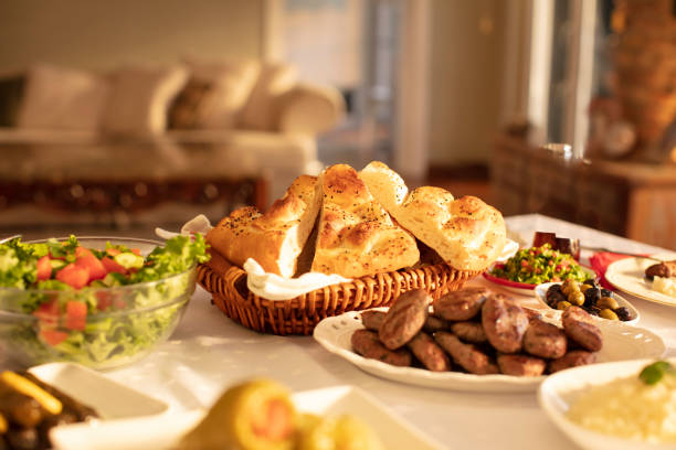 tradicional ramadã-turca pide pão na mesa - dining table - fotografias e filmes do acervo