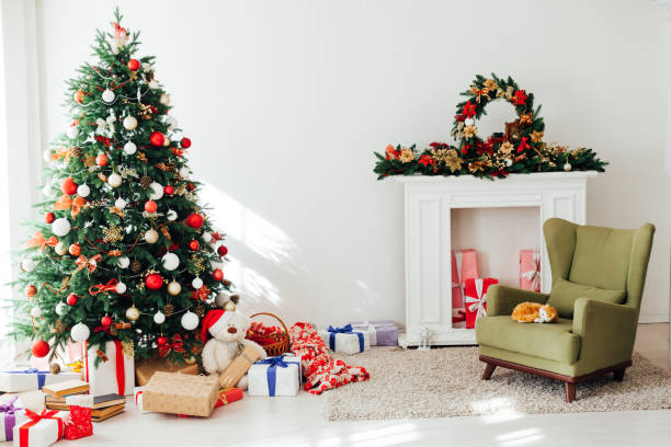 árbol de navidad junto a la ventana con decoración de regalo para la tarjeta de vacaciones interior de año nuevo - fashionable party design home decorating fotografías e imágenes de stock